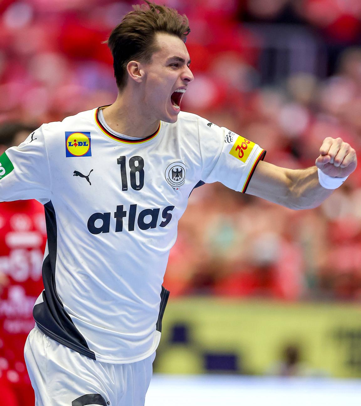 Handballer Julian Köster jubelnd im Spiel gegen Kroatien am 30.01.2026 in Herning, Dänemark.