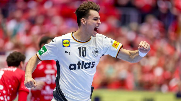 Handballer Julian Köster jubelnd im Spiel gegen Kroatien am 30.01.2026 in Herning, Dänemark.