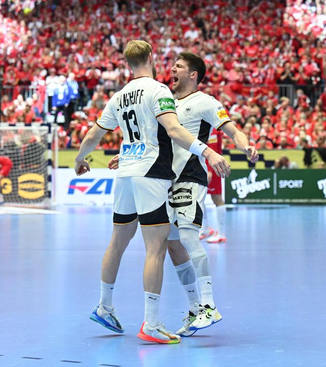 Der deutsche Linksverteidiger Matthes Langhoff (#13) und der deutsche Rechtsaußen Lukas Zerbe (#17) werfen ihre Oberkörper vor Freude aneinander während des Halbfinales der Handball-Europameisterschaft 2026 der Männer zwischen Deutschland und Kroatien in Herning, Dänemark, am 30.01.2026. 