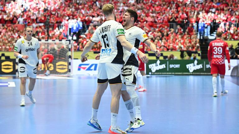 Der deutsche Linksverteidiger Matthes Langhoff (#13) und der deutsche Rechtsaußen Lukas Zerbe (#17) werfen ihre Oberkörper vor Freude aneinander während des Halbfinales der Handball-Europameisterschaft 2026 der Männer zwischen Deutschland und Kroatien in Herning, Dänemark, am 30.01.2026. 