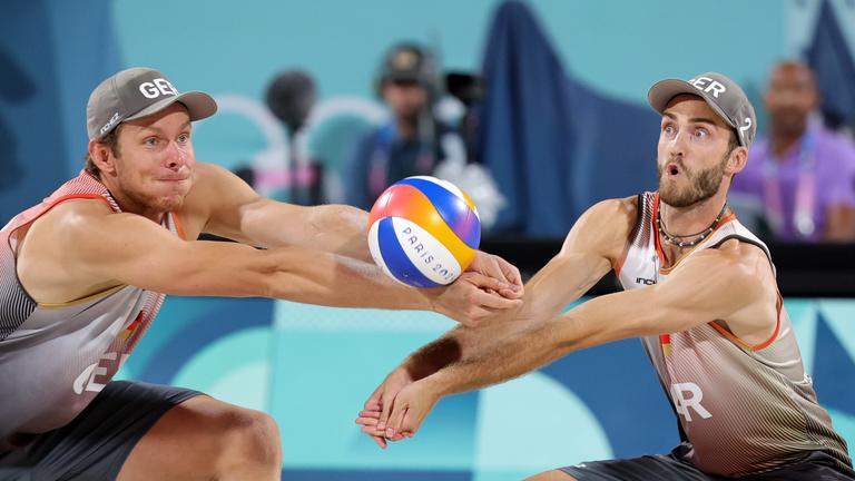 Nils Ehlers (l) und Clemens Wickler in Aktion.