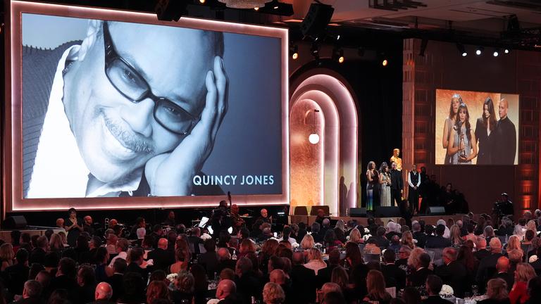 Rashida Jones und Quincy Jones III nehmen einen posthumen Ehrenpreis für Quincy Jones entgegen