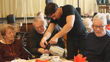 Ehrenamtliche helfen im Caritas-Altenstift in Mettmann.
