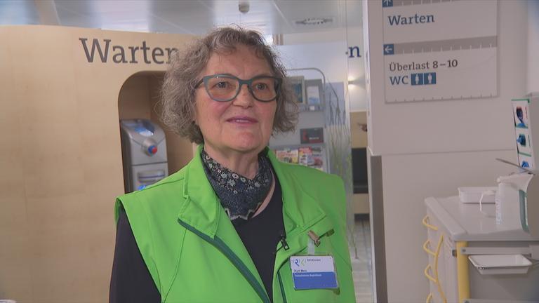 Ehrenamtliche Helferin in der Notaufnahmer