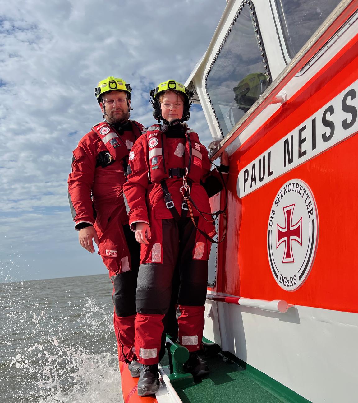 Matthias und Smilla stehen auf dem Schiff und schauen in die Kamera.
