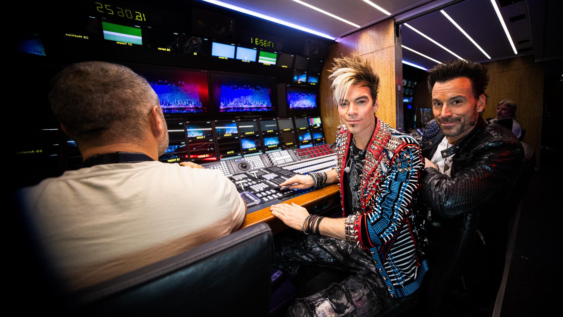 Man sieht die Ehrlich Brothers Backstage sitzend mit einem weiteren Mann.