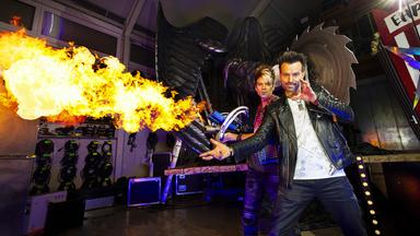 Backstage: Das Magierduo Ehrlich Brothers steht neben feuriger Pyrotechnik.