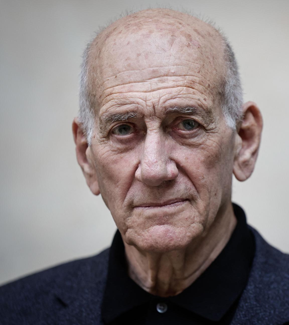 Der ehemalige israelische Premierminister Ehud Olmert posiert am 9. Juni 2025 in Paris für ein Foto