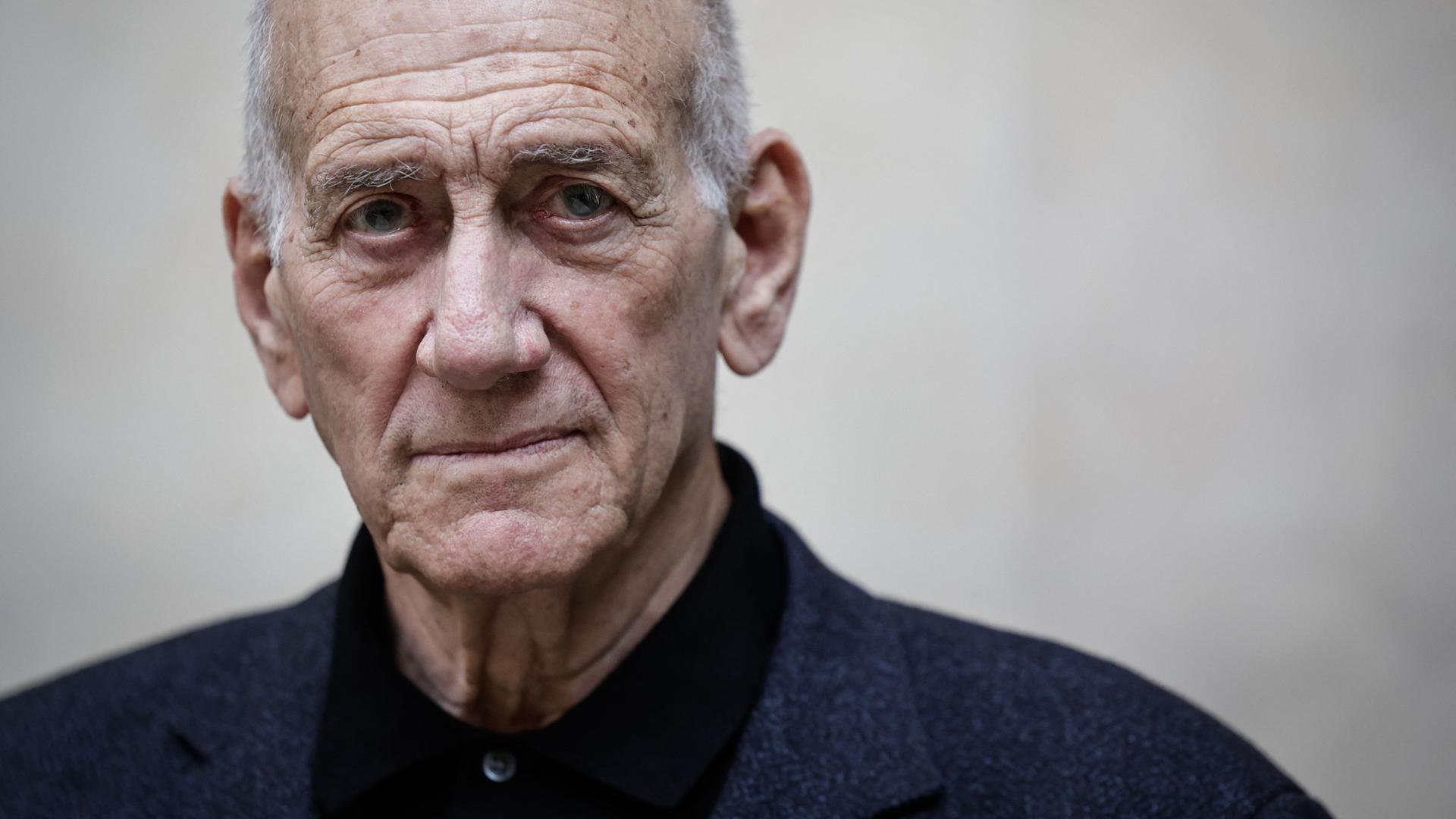 Der ehemalige israelische Premierminister Ehud Olmert posiert am 9. Juni 2025 in Paris für ein Foto