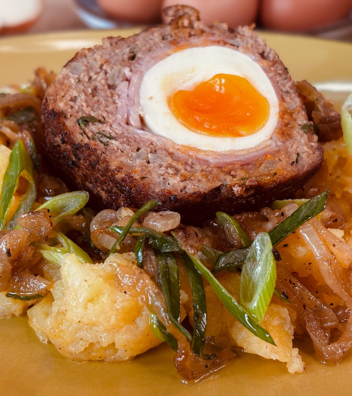 Ei-Schinken-Frikadelle mit Kartoffel-Stampf auf einem Teller