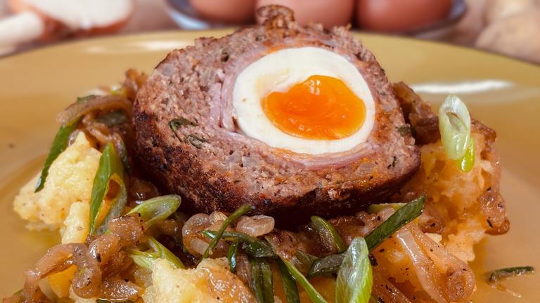 Ei-Schinken-Frikadelle mit Kartoffel-Stampf auf einem Teller