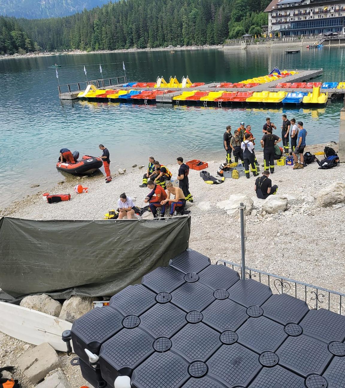 Das Bayerische Rote Kreuz sucht am Eibsee nach Vater und Sohn, die bei einem Badeunfall am Samstag untergegangen sind.