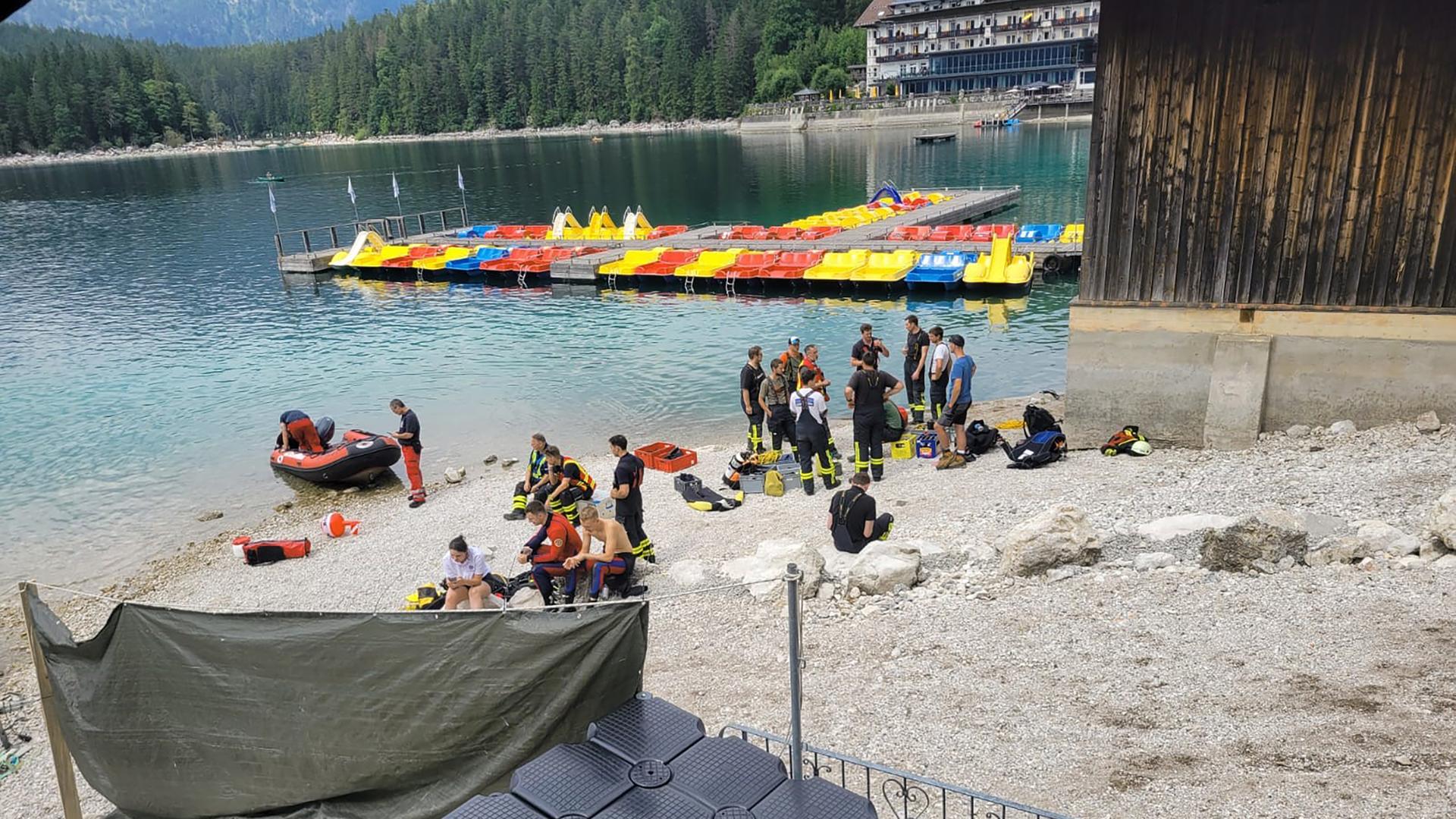 Das Bayerische Rote Kreuz sucht am Eibsee nach Vater und Sohn, die bei einem Badeunfall am Samstag untergegangen sind.