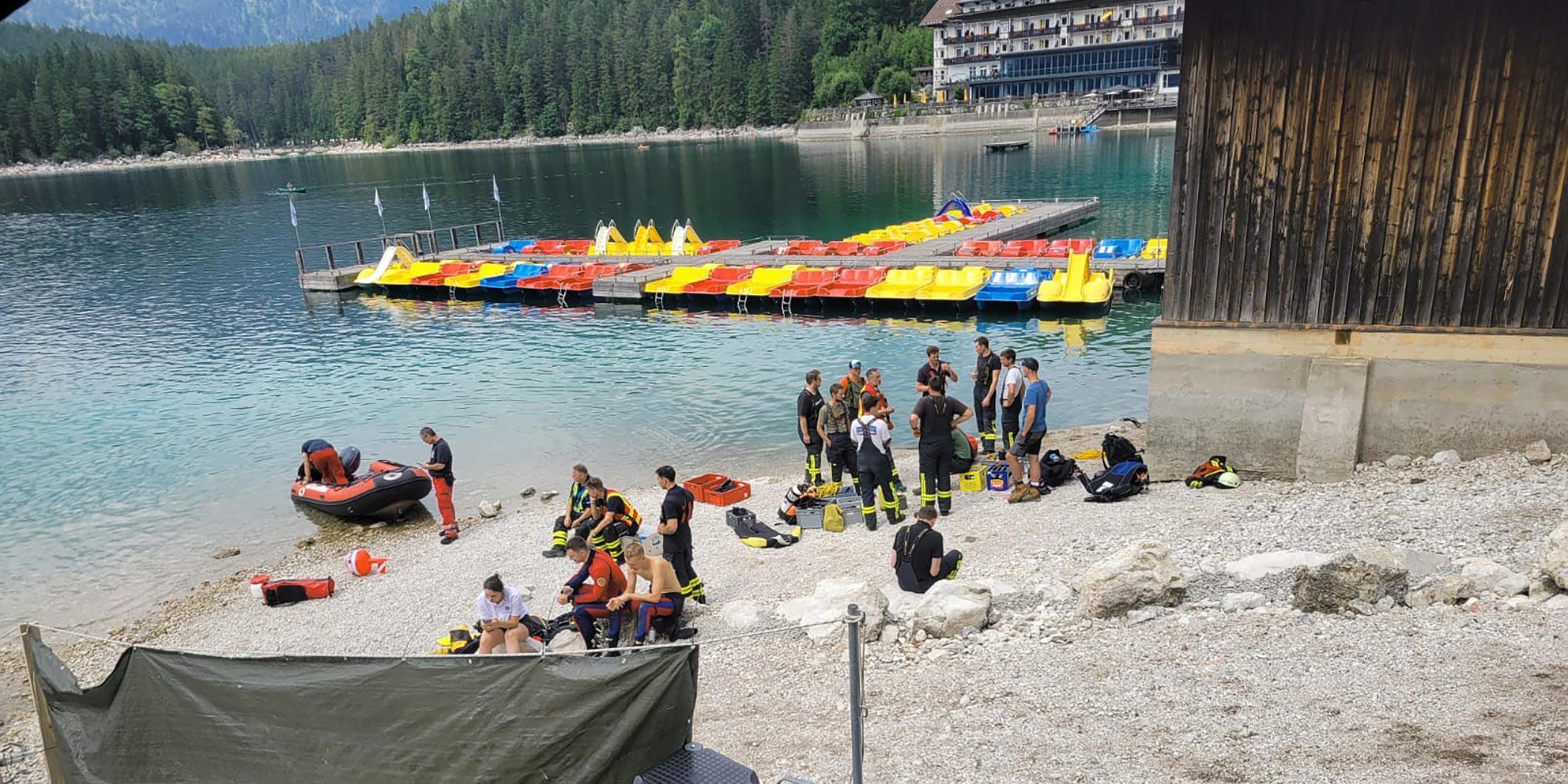 Das Bayerische Rote Kreuz sucht am Eibsee nach Vater und Sohn, die bei einem Badeunfall am Samstag untergegangen sind.