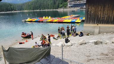 Das Bayerische Rote Kreuz sucht am Eibsee nach Vater und Sohn, die bei einem Badeunfall am Samstag untergegangen sind.