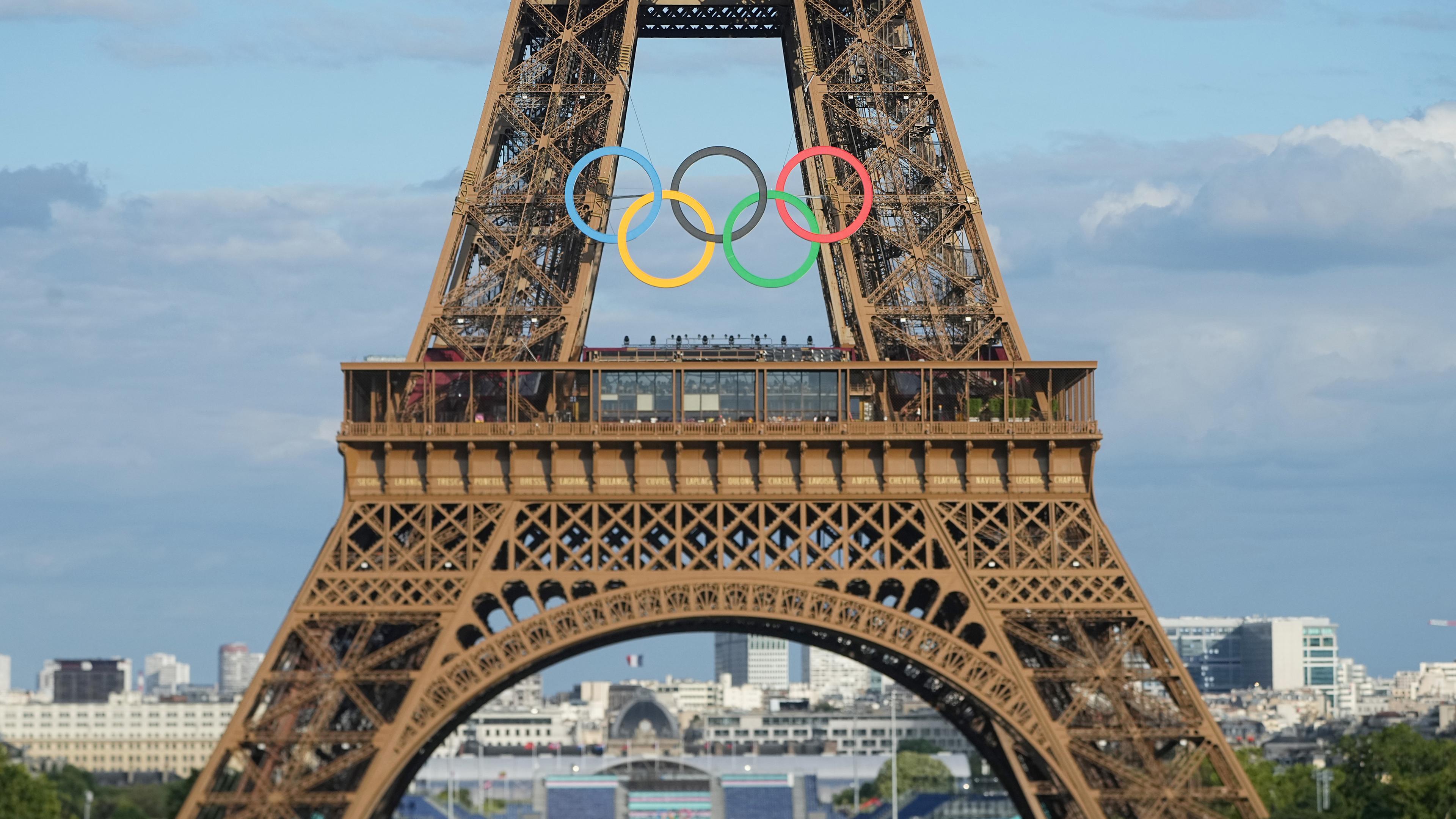 Olympische Ringe bleiben auf Eiffelturm in Paris
