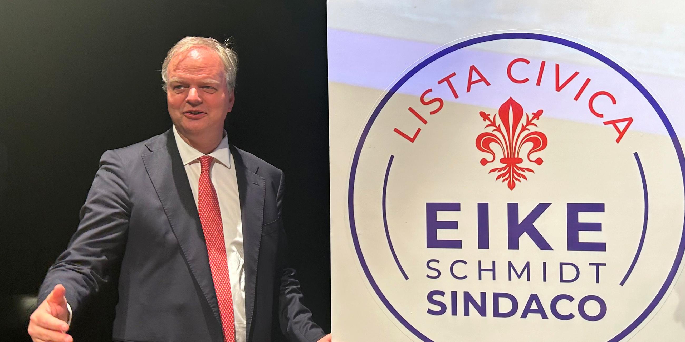 Eike Schmidt, Kunsthistoriker aus Deutschland, ehemaliger Museumsdirektor der Uffizien (2015-2023) und Mitte-Rechts-Kandidat um das Amt des Bürgermeisters in Florenz, gestikuliert neben einem Wahlplakat mit der Aufschrift: "Lista Civica Eike Schmidt Sindaco".