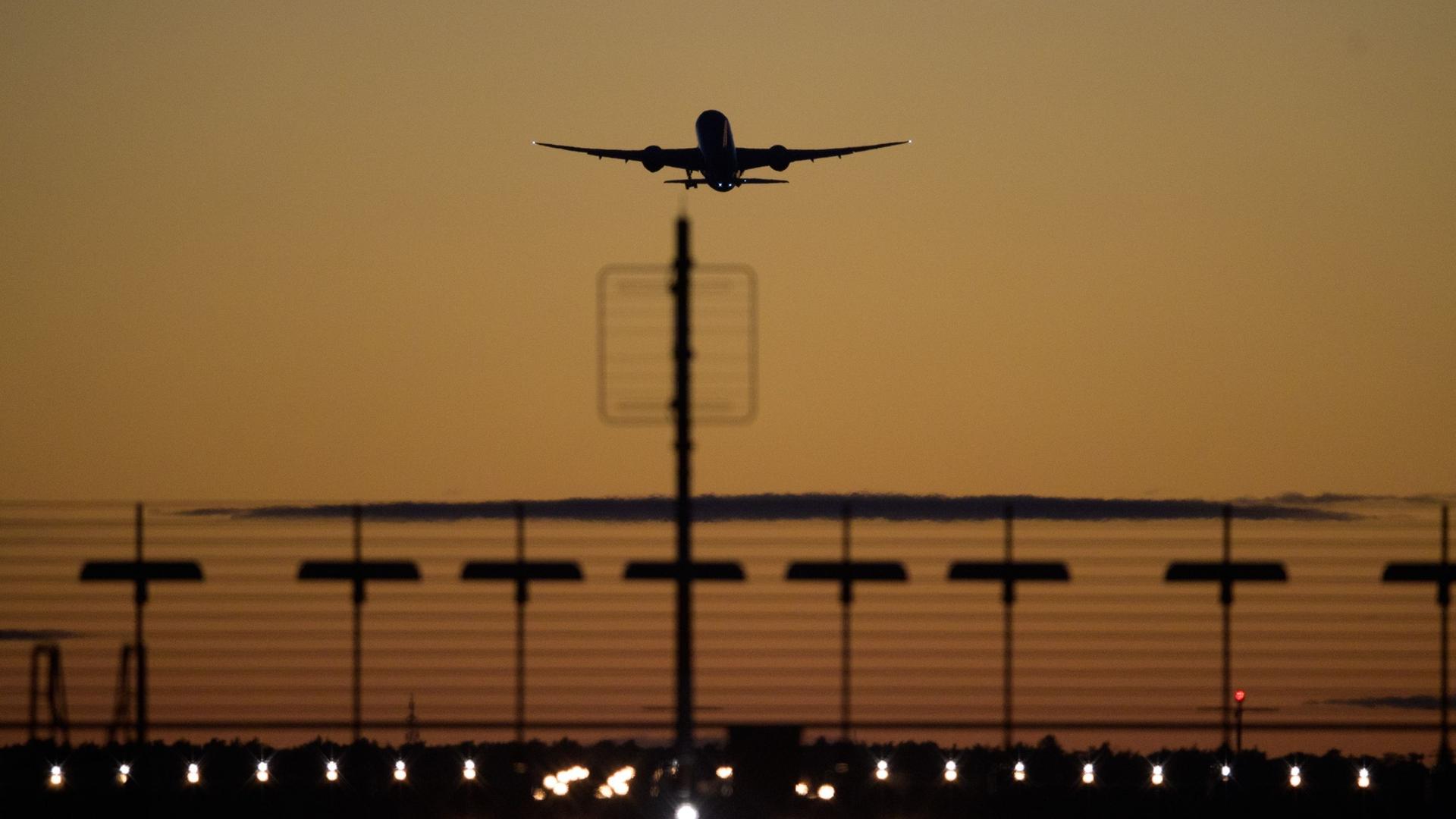 Ein Flugzeug startet