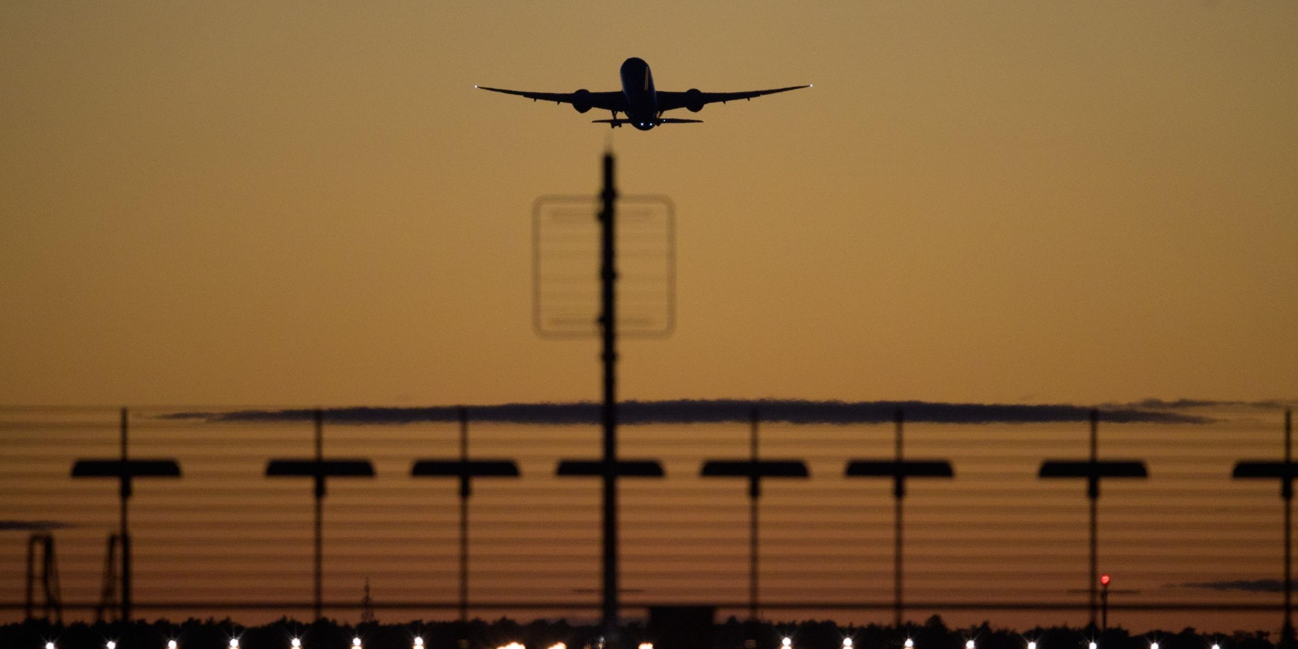 Ein Flugzeug startet