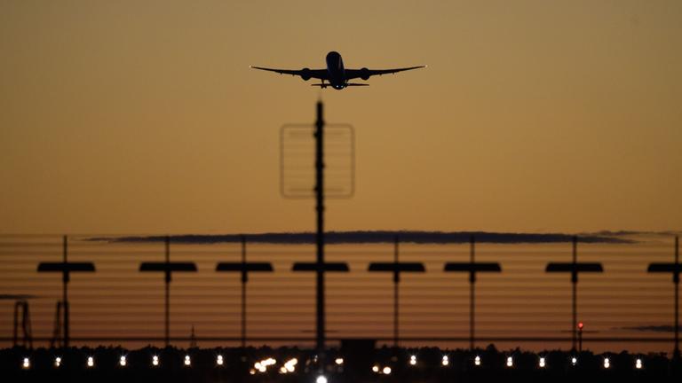 Ein Flugzeug startet