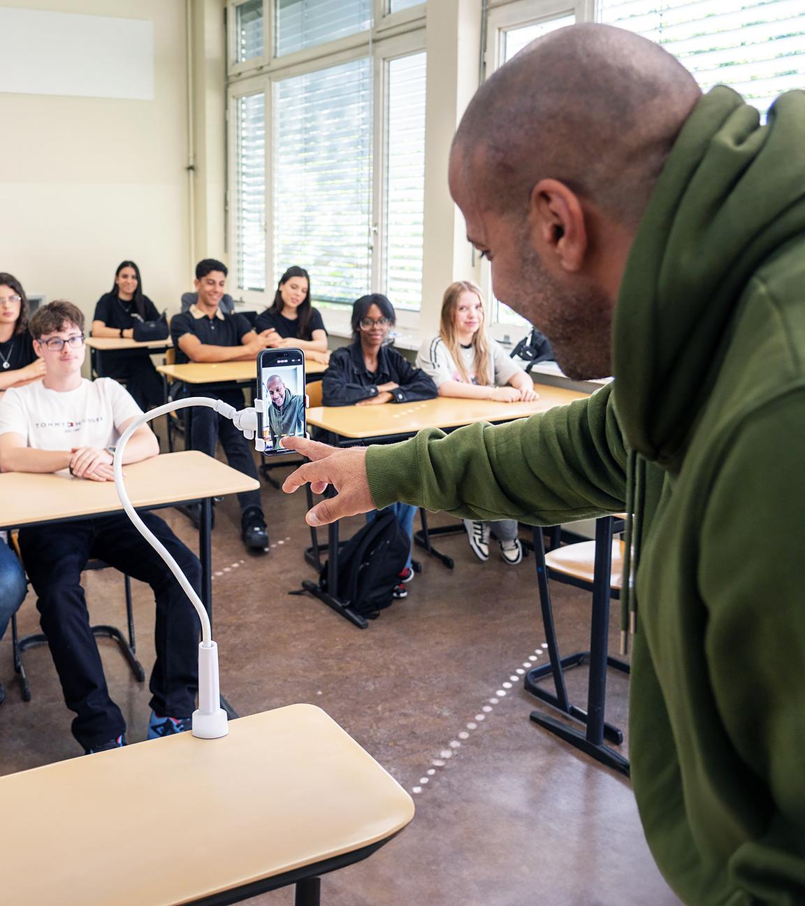 "37° - Ein Lehrer geht viral": Lehrer Reff steht vor der Klasse. Die Schüler sitzen an ihren Schultischen hören ihm zu.