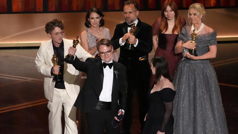 Russe Pawel Talankin hält Oscar nach Sieg in der Kategorie "Bester Dokumentarfilm" in der Hand