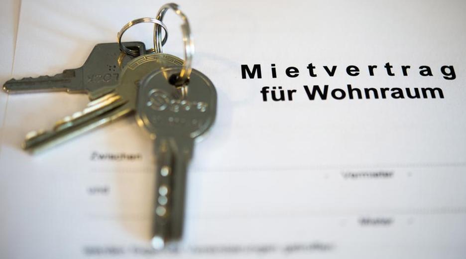 Ein Schlüsselbund liegt auf einem Mietvertrag.