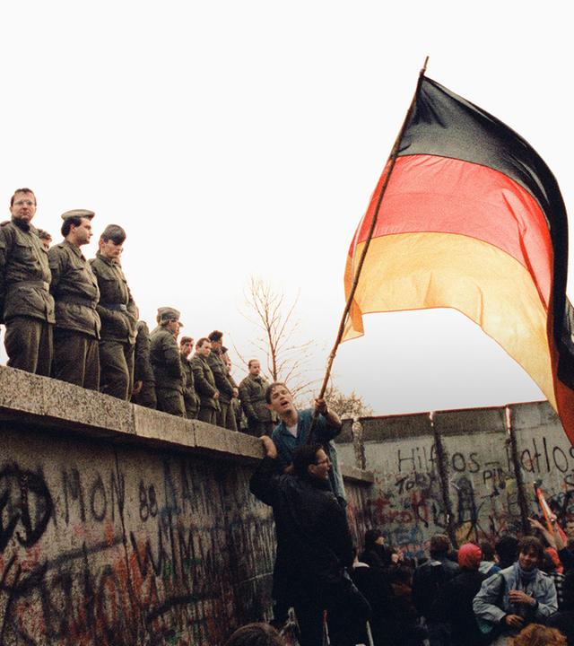 Geöffnete Berliner Mauer mit Grenzsoldaten