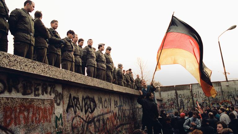 Geöffnete Berliner Mauer mit Grenzsoldaten