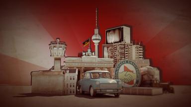 Animierte grafische Elemente vor rötlichem Hintergrund: ein Stück Mauer samt Wachturm, ein Trabant vor dem Brandenburger Tor, dahinter der Fernsehturm "Alex", Fernsehgeräte mit Honecker im Bild, ein Plattenbau, ein Parteizeichen der SED und Karl Marx-Büste.