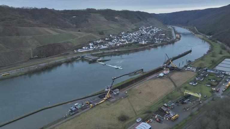 Einbau des neuen Schleusentors  