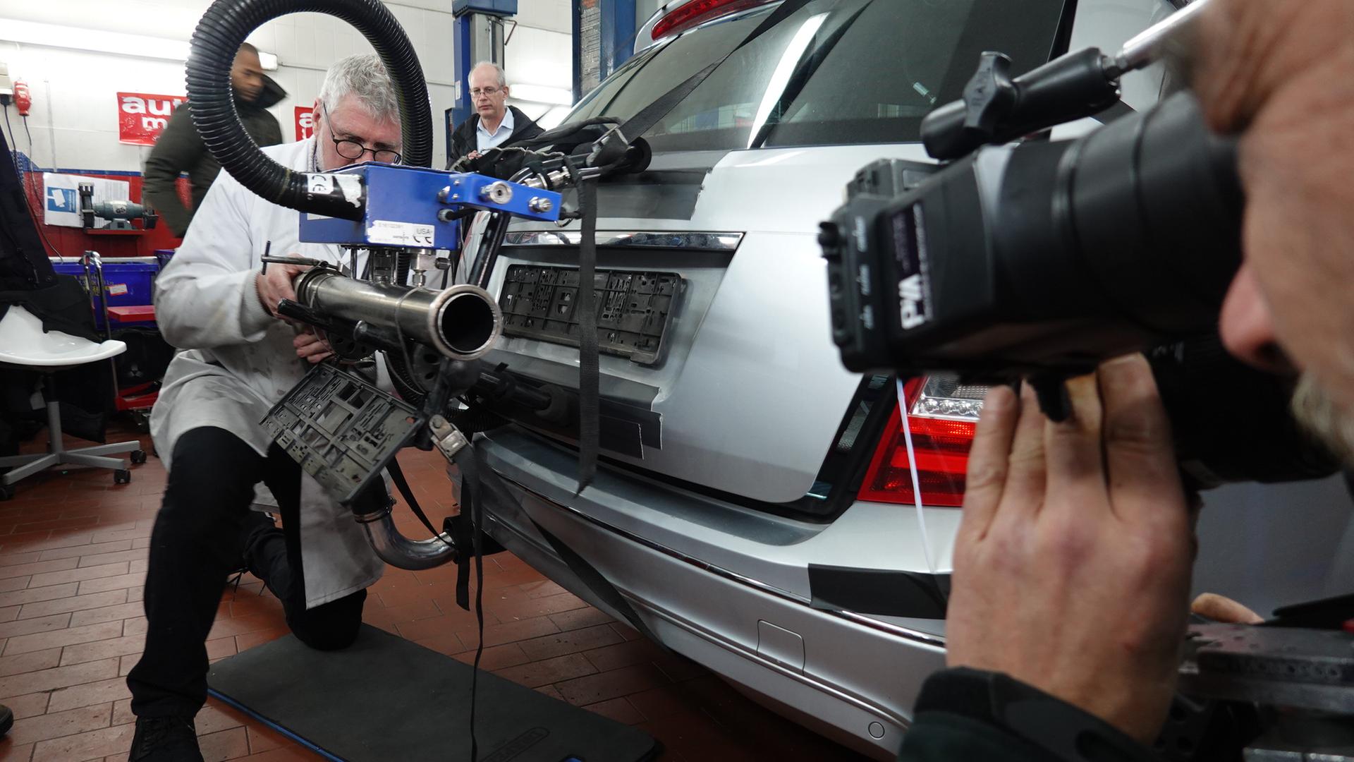Einbau der Messtechnik in das Testauto