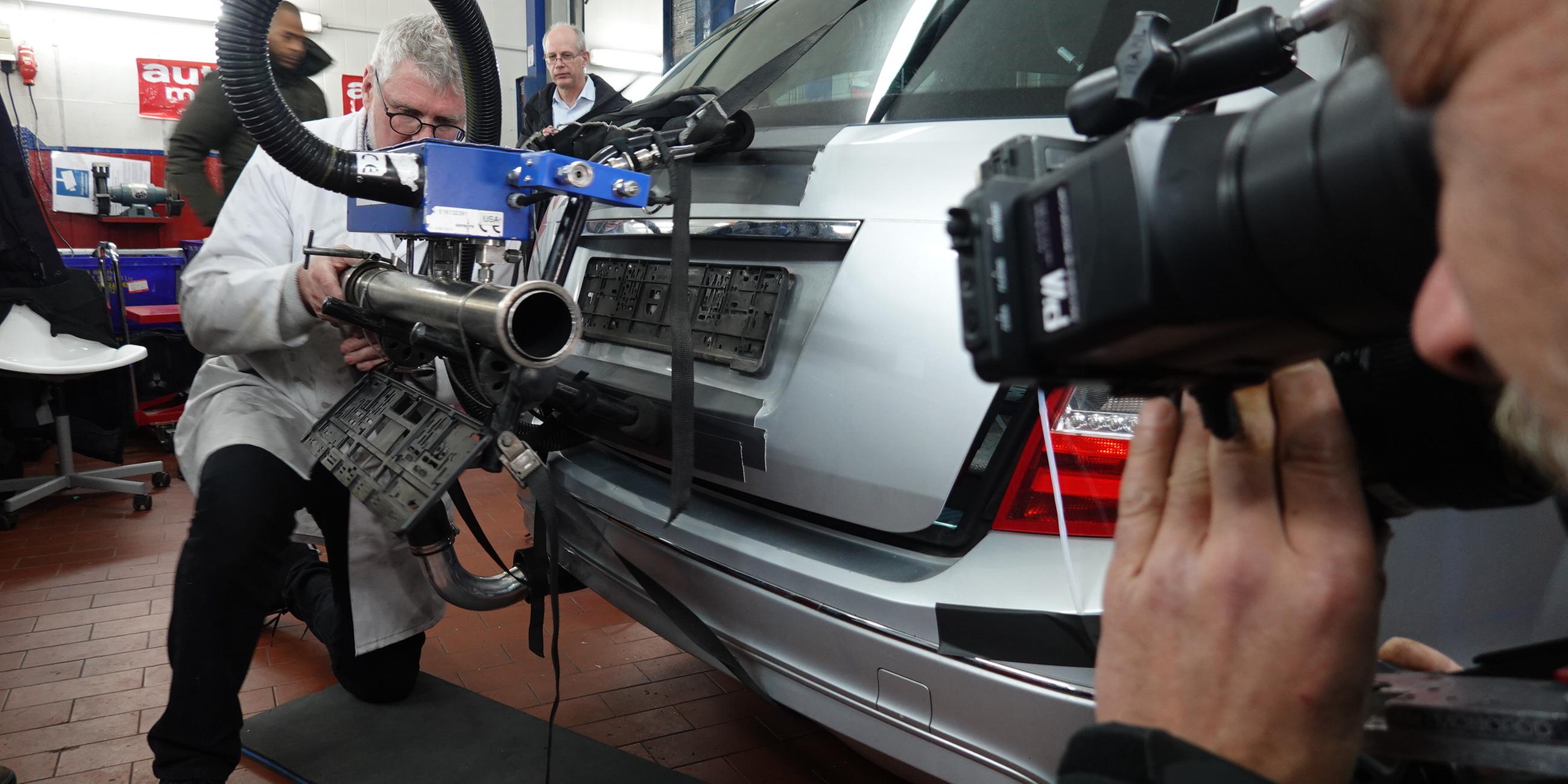 Einbau der Messtechnik in das Testauto