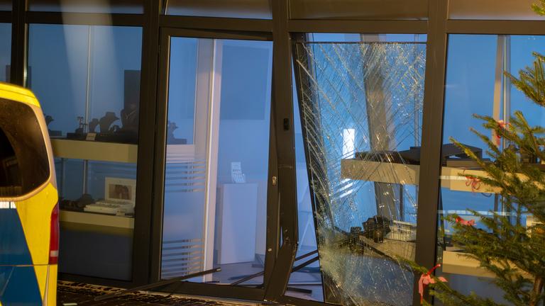 Blitzeinbruch: Auto rammt Juweiliergeschäft 