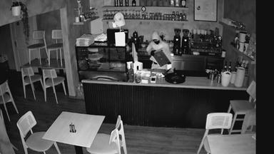 Diebe brechen in ein Kaffee ein und klauen Geld aus der Kasse.