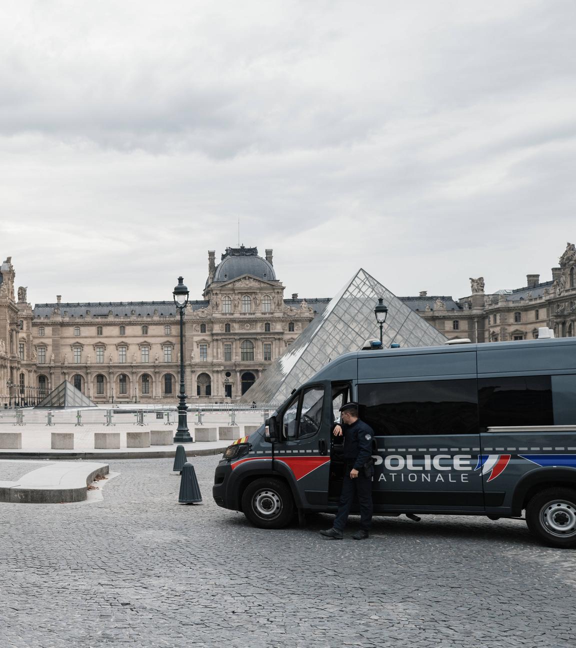 Louvre-Museum in Paris nach Raubüberfall geschlossen Französische Polizeibeamte stehen nach einem Raubüberfall in Paris, Frankreich, am 19.10.2025 vor dem Louvre-Museum. 
