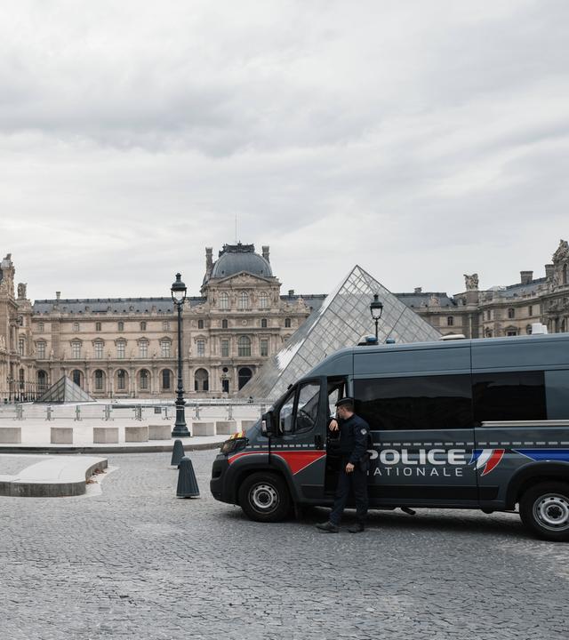 Louvre-Museum in Paris nach Raubüberfall geschlossen Französische Polizeibeamte stehen nach einem Raubüberfall in Paris, Frankreich, am 19.10.2025 vor dem Louvre-Museum. 