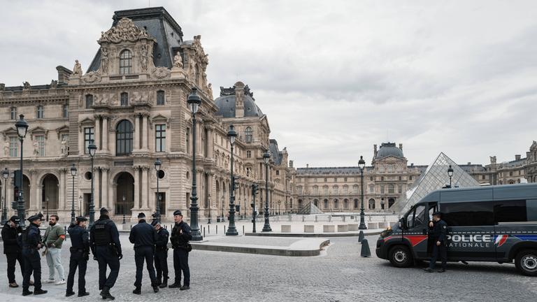 Louvre-Museum in Paris nach Raubüberfall geschlossen Französische Polizeibeamte stehen nach einem Raubüberfall in Paris, Frankreich, am 19.10.2025 vor dem Louvre-Museum. 