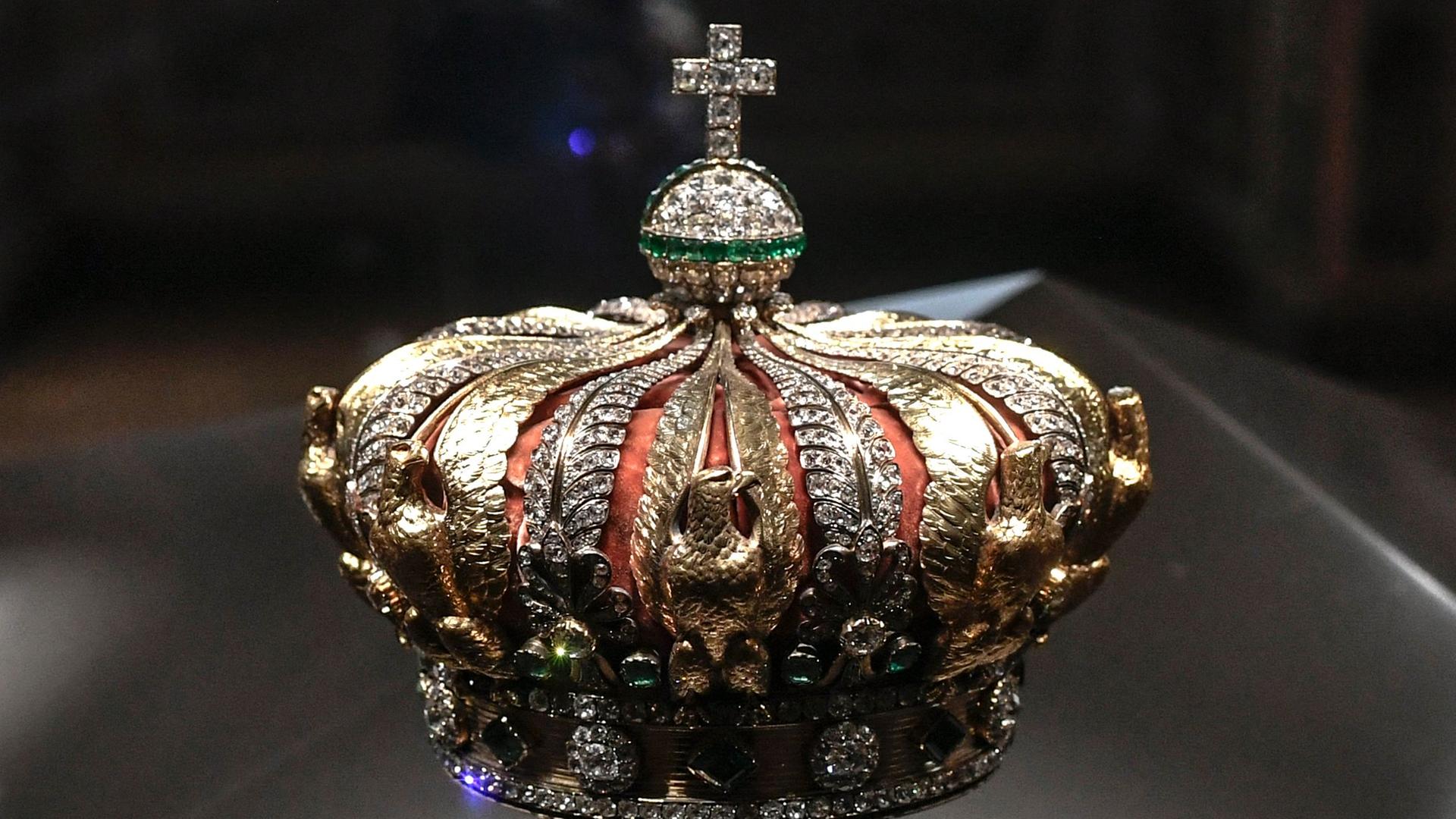 Dieses Foto zeigt die Krone der französischen Kaiserin Eugénie de Montijo, die am 14. Januar 2020 in der Apollon-Galerie des Louvre in Paris ausgestellt ist, nachdem die Galerie nach zehnmonatigen Renovierungsarbeiten wiedereröffnet wurde.