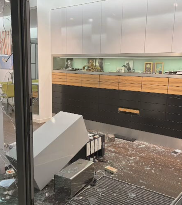 Blitzeinbruch: Täter wirft mit Ziegelsteinen 