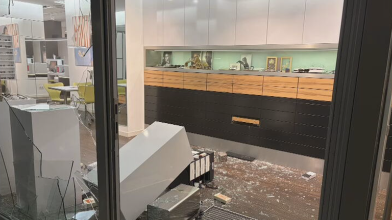 Blitzeinbruch: Täter wirft mit Ziegelsteinen 