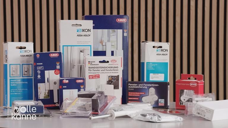 Verschiedene Einbruchssicherungen auf einem Tisch platziert