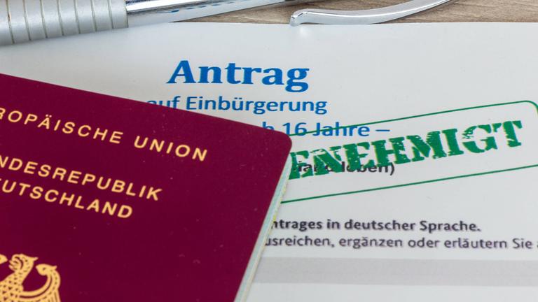 Ein Antrag auf Einbürgerung in die Bundesrepublik Deutschland mit symbolischen Stempel 