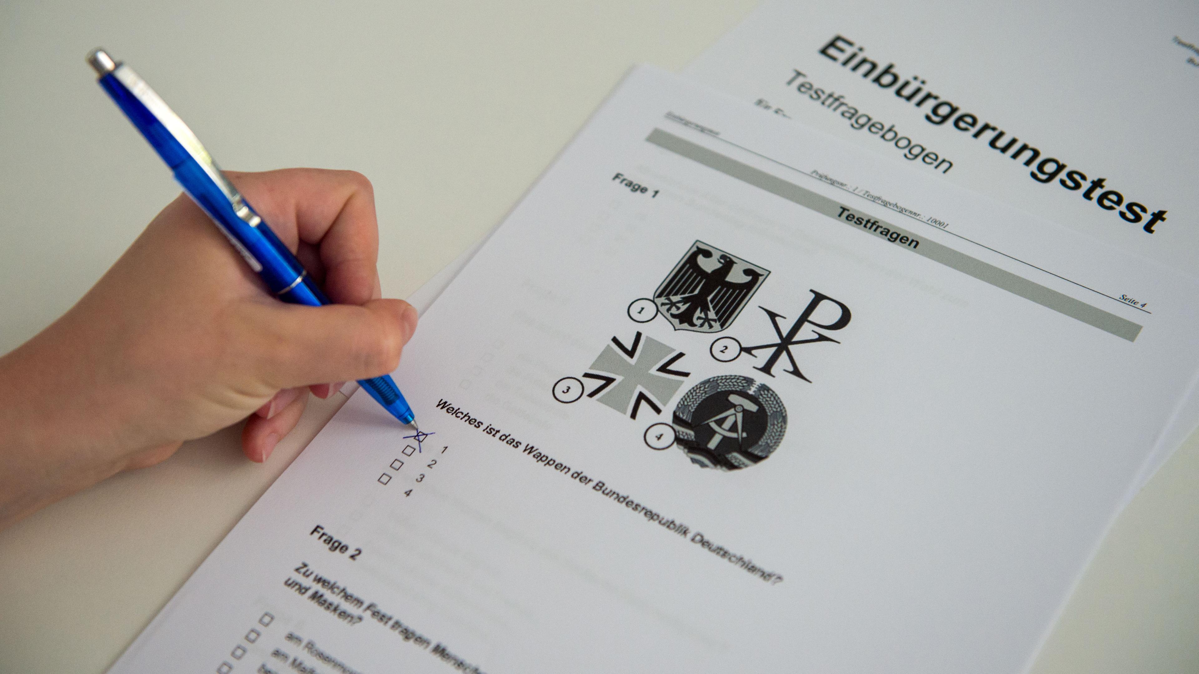 Bayern, München: Ein Testbogen von einem Einbürgerungstest wird ausgefüllt.