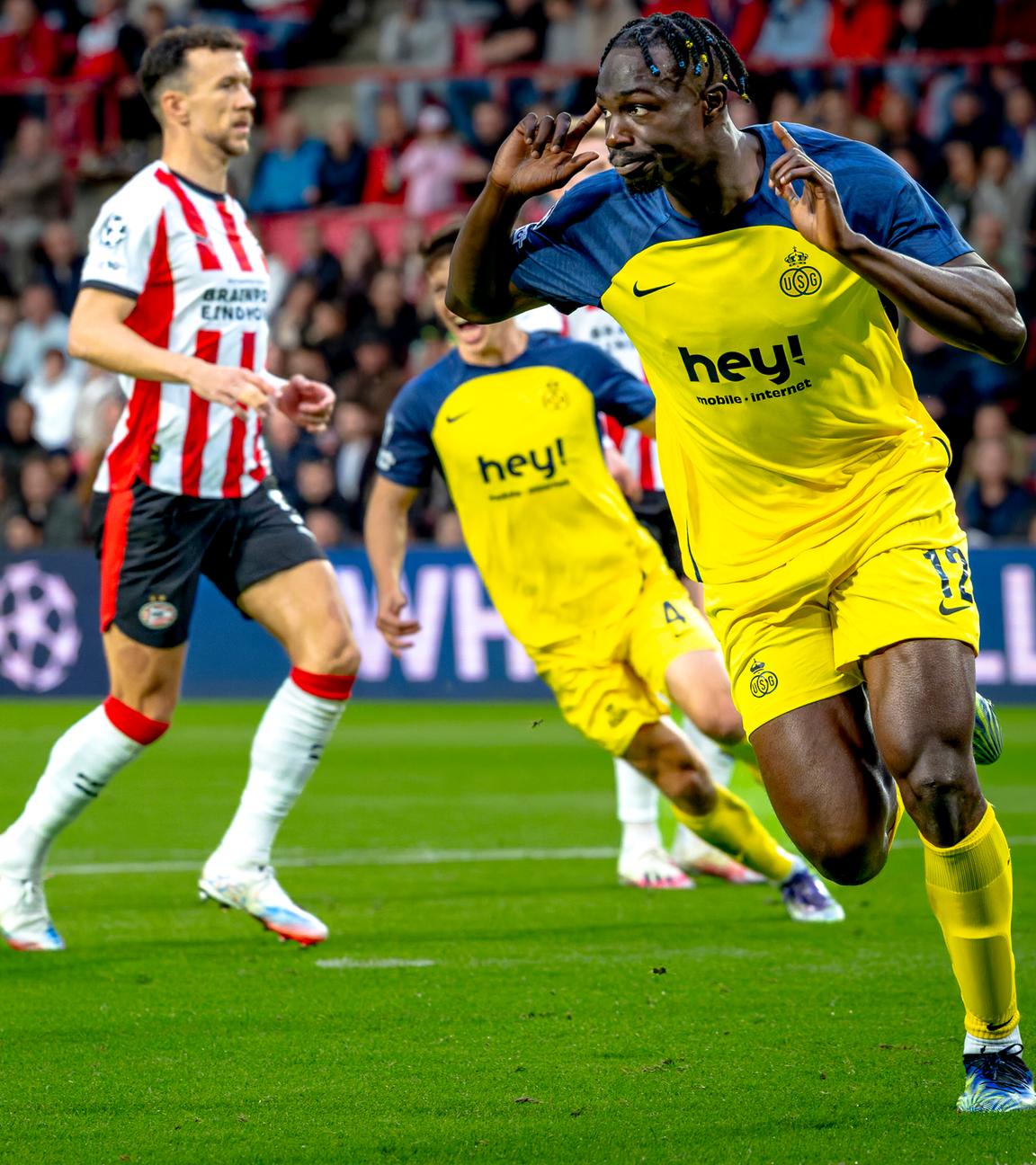 Promise David jubelt und fasst sich ans rechte Ohr, nachdem er gegen PSV das 1:0 für Royale Union Saint-Gilloise erzielt hat.