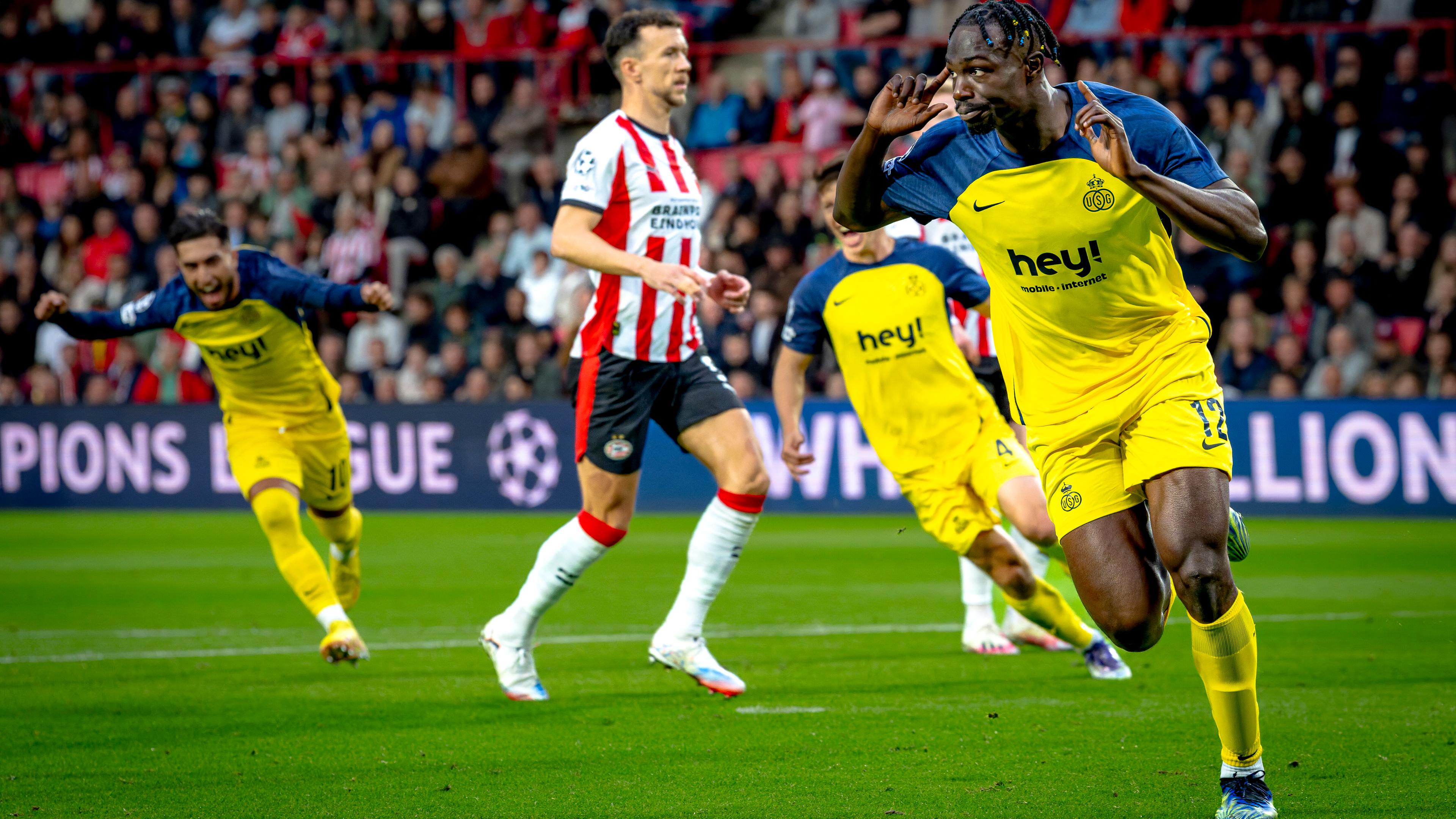 Promise David jubelt und fasst sich ans rechte Ohr, nachdem er gegen PSV das 1:0 für Royale Union Saint-Gilloise erzielt hat.