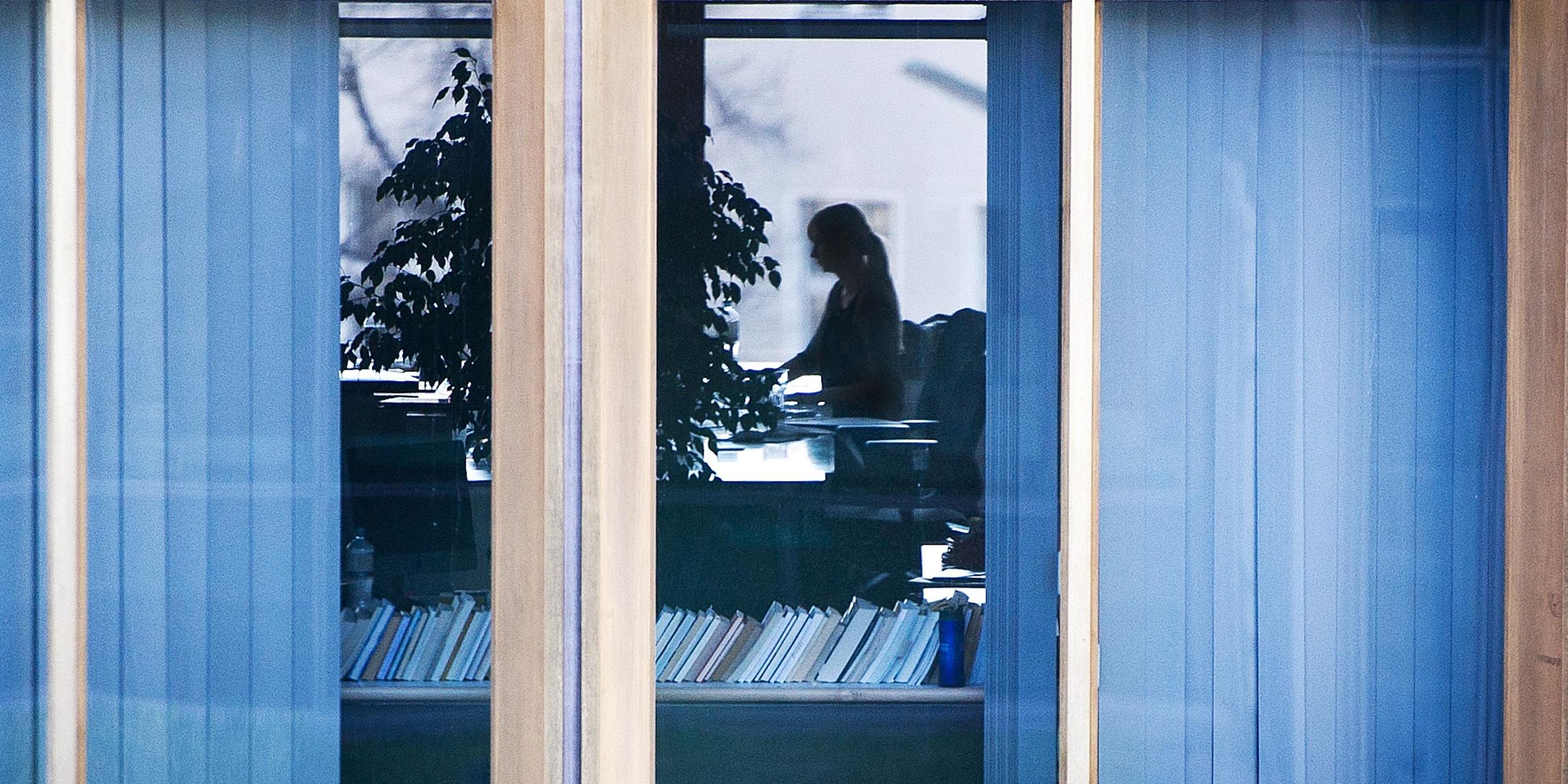 Eine Frau arbeitet in einem Büro. Archivbild