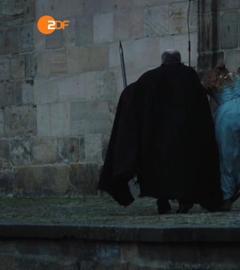 Eine Frau wird von zwei Männern festgenommen