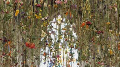 Sehr viele Blumen hängen von der Decke einer Kirche