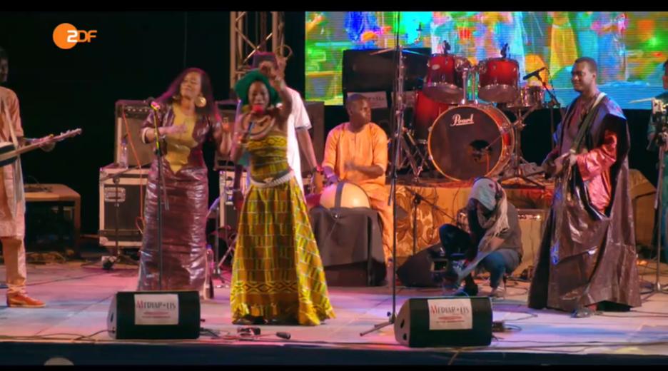 Eine Musikerin aus Mali und Mitglied der Gruppe Mali Blues.